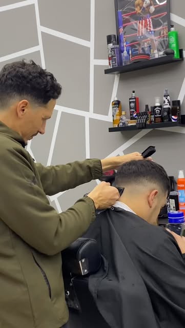 El corte, en proceso, publicado en el perfil de Creed Barber Club
